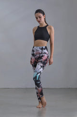 Onzie - Ribbed High Neck Crop Top in Black