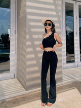 Wiskii - High-Waist Scallop Flare Leggings in Black