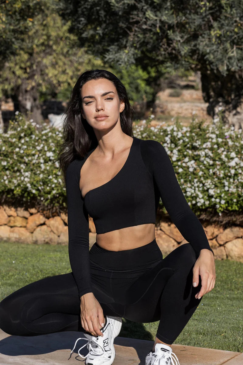 Wiskii - Unique Cut Long Sleeve Crop Top in Black